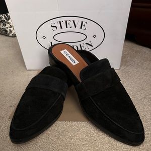 Steve Madden clogs (mules). 100% Leather (Suede). Size 10 M. Runs true to size.